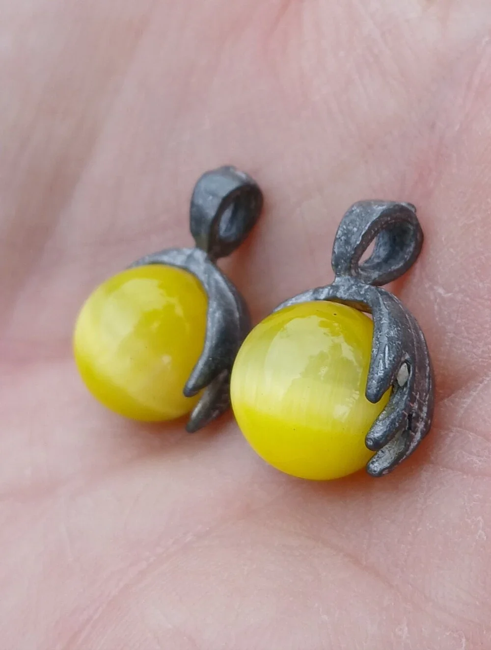 New 2pc Hands Holding Yellow Cat Eye Sphere Pendant.
